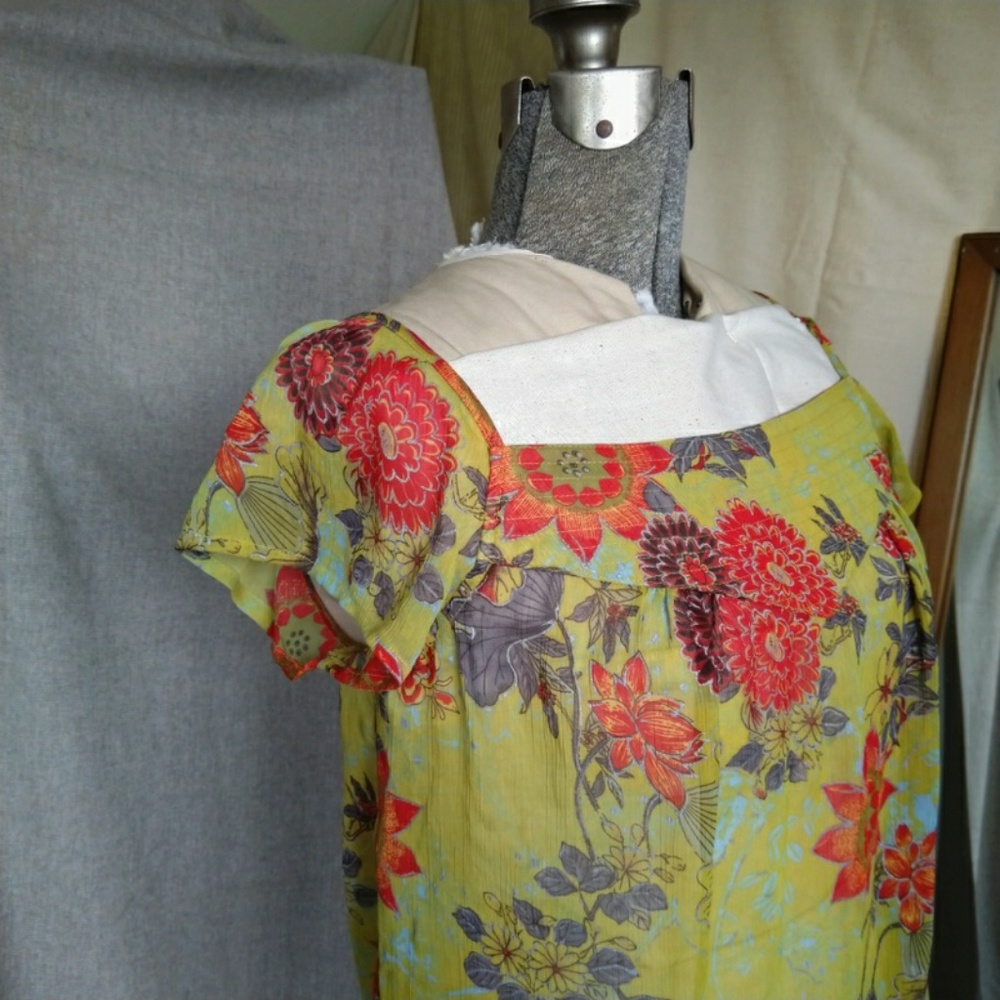 Coco & Chase blouse - cap sleeve M